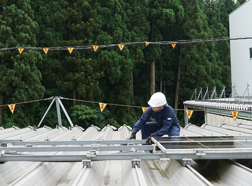 サカタ製作所は、金属製折板屋根の建築金具を専門とするリーディングカンパニーです
