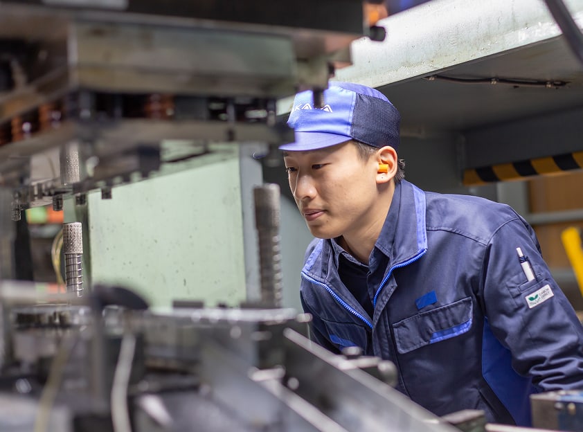 サカタ製作所は、金属製折板屋根の建築金具を専門とするリーディングカンパニーです