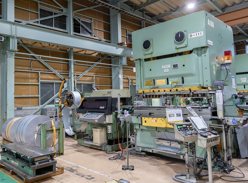 サカタ製作所は、金属製折板屋根の建築金具を専門とするリーディングカンパニーです